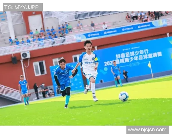 足球明星因伤脚跟打绷带坚韧不拔展现体育精神的背后故事